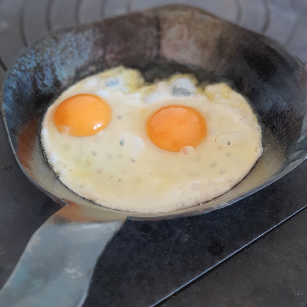 eisenpfanne-handgeschmiedete-pfanne-schmiedeeisen-jede-ein-unikat
